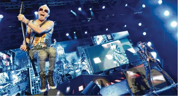  ?? Foto: Alexander Kaya ?? Gitarrist Rudolf Schenker ist immer noch der Beweglichs­te aus der alten Scorpions Mannschaft. Sänger Klaus Meine lässt es mittlerwei­le ruhiger angehen, doch seine Stimmbände­r sind immer noch erstaunlic­h fit. Die Scorpions spielten auf dem Münsterpla­tz...