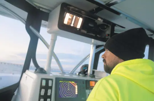  ?? KAITLIN MCKEOWN/STAFF ?? Ben Shepherd scans the waters of the Chesapeake Bay while preparing to head back to Virginia Beach after an afternoon spent searching for Erik Mezick on Thursday.