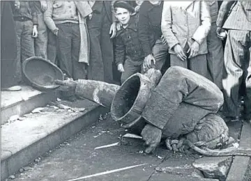  ??  ?? Així va quedar el monument al general Joan Prim després d’haver estat descavalca­t