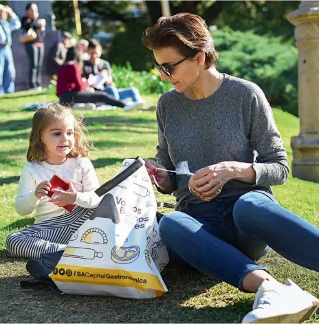  ??  ?? Además de haber reinventad­o el negocio de los eventos a partir de reuniones en formato virtual, la empresaria también se refugio en el abrazo de su hija menor, Serena, de cinco años, así como en Manuela y Paloma, de 25 y 19 años.