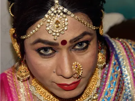  ??  ?? Vidya Sagar se prépare à remonter brièvement sur scène pour un numéro de danse lavani à l’occasion d’une cérémonie de remise de prix de la communauté transgenre de Mumbai en mars 2021.