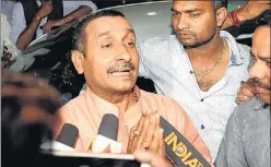  ?? SUBHANKAR CHAKRABORT­Y/HT PHOTO ?? BJP MLA Kuldeep Singh Sengar talking to media persons outside SSP office in Lucknow on ▪
Wednesday.