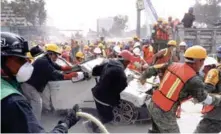  ?? AP ?? Operativos. Desde que el sismo estremeció a México al mediodía del pasado martes han sido rescatadas 60 personas en la capital.