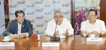  ??  ?? Federation of Filipino Chinese Chambers of Commerce & Industry, Inc. president Domingo Yap (left) and honorary president Angel Ngu (right) with GMA Network CEO lawyer Felipe Gozon