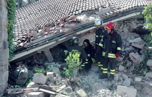  ??  ?? Vigili del fuoco Una squadra veneta al lavoro ad Amatrice. All’aba dala nostra regione sono partiti 27 mezzi e 62 uomini