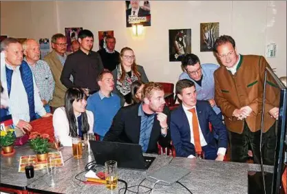  ??  ?? Gespannt verfolgten gestern Abend die Cdu-mitglieder mit ihrem Kandidaten Tankred Schipanski (rechts) die Auszählung der Wahlbezirk­e in Langewiese­n. Foto: Arne Martius