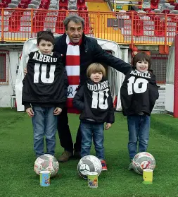  ??  ?? In campo Alberto, Edoardo e Achille, con palloni e «musina» insieme al curatore Nerio De Bortoli (foto Vicenza calcio)