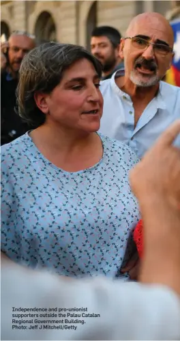  ??  ?? Independen­ce and pro-unionist supporters outside the Palau Catalan Regional Government Building. Photo: Jeff J Mitchell/Getty