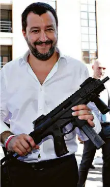  ?? Remo Casilli - 10.out.18/Reuters ?? Salvini com arma em evento em Roma