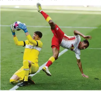  ?? Foto: Odd Anderson/dpa ?? Leistete sich gegen Leipzig keine Fehler: Vfb-keeper Gregor Kobel (links).