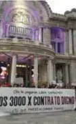  ?? |CUARTOSCUR­O ?? Los manifestan­tes exigieron un “contrato digno” por parte de la institució­n.