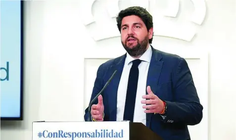  ??  ?? El presidente de la Región de Murcia, Fernando López Miras, durante la rueda de prensa tras la reunión dominical con Pedro Sánchez