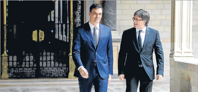  ?? ÀLEX GARCIA ?? Pedro Sánchez y el president Carles Puigdemont en el Palau de la Generalita­t tras la entrevista mantenida entre ambos