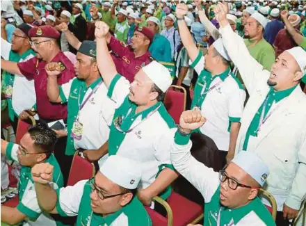  ?? PIC BY AMRAN HAMID ?? Pas delegates showing their support during the winding-up speech of their president, Datuk Seri Abdul Hadi Awang, at the 63rd Pas Muktamar in Alor Star yesterday.