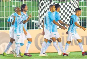  ?? Gustavo Oliveira/Londrina Esporte Clube ?? Anderson Oliveira (à esquerda) comemora o seu golaço, que deu a vitória ao LEC em Saquarema