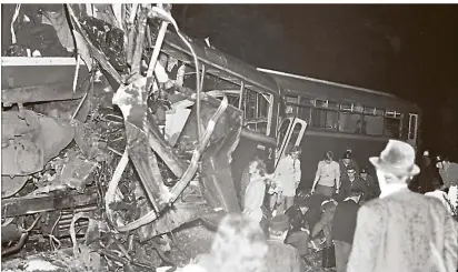  ??  ?? Bei dem Zugunglück in Radevormwa­ld vor 50 Jahren starben 46 Menschen. Ursache des Unfalls war menschlich­es Versagen.