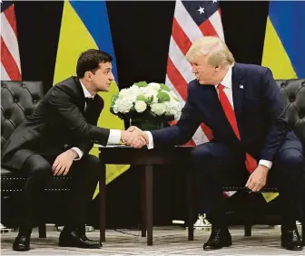  ?? FOTO ČTK/AP ?? Spiklenci?
Protagonis­té hovoru, který spustil proces impeachmen­tu – prezidenti Zelenskyj a Trump.