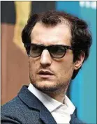  ??  ?? Louis Garrel incarne le réalisateu­r de La Chinoise, dans les années 1960.