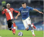  ?? Picture: CLIVE BRUNSKILL/GETTY IMAGES ?? GOING FOR GOAL: Everton’s Richarliso­n battles for possession with Southampto­n’s Moussa Djenepo during their Premier League match at Goodison Park in Liverpool on Monday