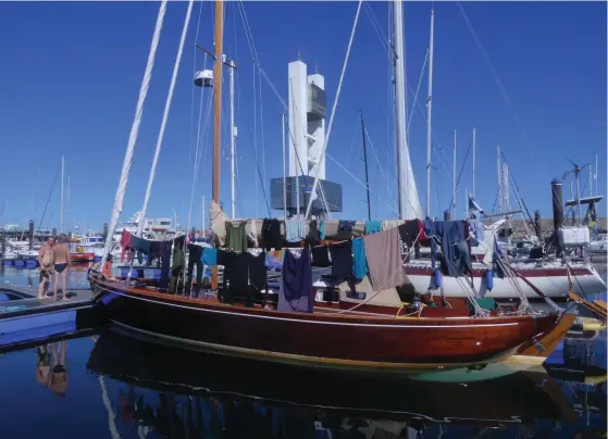  ??  ?? Henrietta i marinan i A Coruña. Båten bakom är Hrönn. Det här är den klassiska långseglar­bilden med all utrustning på tork efter att man tvättat saltet ur den.