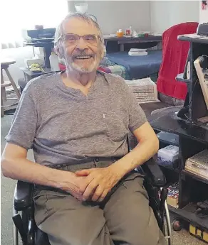  ?? STEPHEN COOK ?? Jerry Makela, 82, gets a visit from Meals on Wheels in his apartment on Thursday.