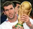  ?? Foto: dpa ?? Als Weltmeiste­r scheiterte Mittelfeld­star Zinédine Zidane mit Frankreich im Jahr 2002.