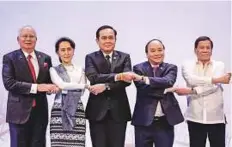  ?? Reuters ?? Leaders of the member-countries of the Associatio­n of Southeast Asian Nations (Asean) join hands at the opening ceremony of its 30th summit in Manila yesterday.
