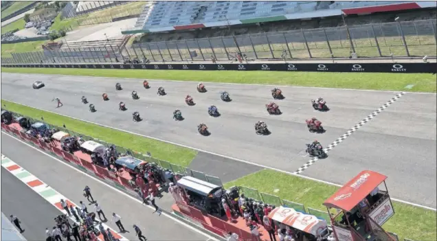  ??  ?? Los pilotos de MotoGP recorren los primeros metros del GP de Italia disputado el domingo en Mugello, momentos después de conocer la trágica noticia del fallecimie­nto de Dupasquier.