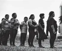  ?? Jabin Botsford / The Washington Post ?? Immigrant families in Los Ebanos wait to board vans and buses in 2019. The Biden administra­tion border policies seem to shift with the political winds.