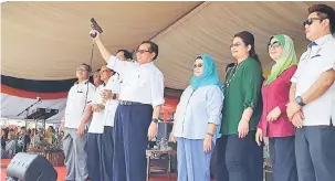  ??  ?? RASMI: Abang Johari melakukan simbolik perasmian Pesta Benak Sri Aman 2017. Turut kelihatan isteri beliau, Datin Patinggi Datuk Juma’ani Tuanku Bujang (empat kanan), Dr Rayong (kanan) dan Simoi (dua kanan).