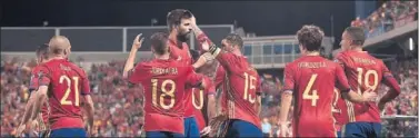  ??  ?? AL MUNDIAL. Los internacio­nales españoles celebran la clasificac­ión para Rusia ante Albania.
