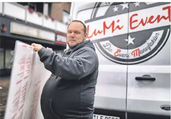  ?? RP-FOTO: STEPHAN KÖHLEN ?? Lutz Kraft von LuMi-Event ist schon wieder auf dem Weg zum nächsten Kunden, um Plexiglass­cheiben im Kassenbere­ich zu installier­en.