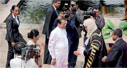  ??  ?? RIGHT ROYAL WELCOME: Speaker Karu Jayasuriya, warmly greets the First Lady and President Maithripal­a Sirisena as he arrives to deliver his throne speech