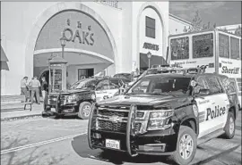  ?? Kent Nishimura Los Angeles Times ?? POLICE respond to the scene of a fatal shooting at the Oaks mall in Thousand Oaks. Authoritie­s described the incident as an act of domestic violence.