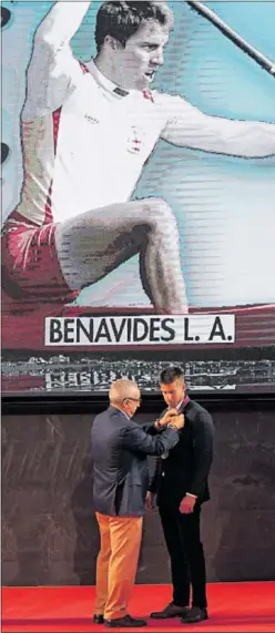  ?? ?? Alejandro Blanco (COE) coloca una insignia a Benavides ayer.