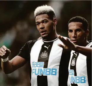  ?? Carl Recine - 30.jul.19/reuters ?? Joelinton festeja gol marcado em jogo da pré-temporada do Newcastle; ele superou a rejeição na Alemanha e na Áustria para chegar à Inglaterra