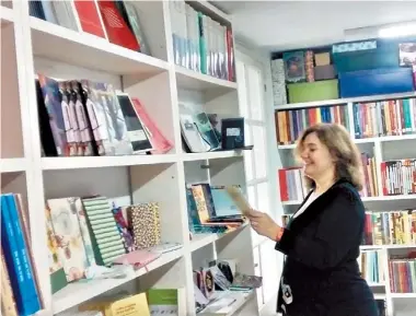  ?? NURIT KASZTELAN ?? Siempre entre libros. Adriana Astutti, cofundador­a de la editorial Beatriz Viterbo, en la librería Mi Casa.