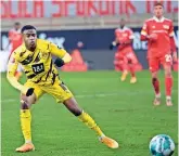  ??  ?? con 16 años y 28 días, el camerunés Youssufa Moukoko se convirtió en el jugador más joven de la liga en anotar un gol