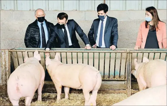  ?? LUDOVIC MARIN / AFP ?? El presidente francés, Emmanuel Macron (segundo por la izquierda), durante la visita de ayer a una granja familiar en la región de Borgoña
