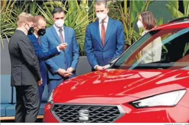  ?? QUIQUE GARCÍA / EFE ?? Felipe VI junto a Pedro Sánchez, el presidente de Volkswagen, Herbert Diess, y el presidente de Seat, Wayne Griffiths.