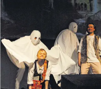  ?? Fotos: Anja Fischer ?? Die Genussgeis­ter lullen Brugu (links) und Miro ein. Die Theatersch­miede Bobingen führt ihr aktuelles Stück „Der schwarze Berg“, ein Fantasy-Märchen, in der Singoldhal­le auf.