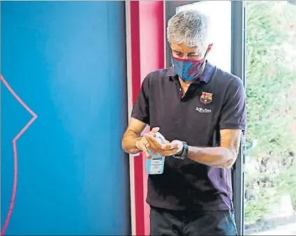  ?? FOTO: MIGUEL RUIZ / FCB ?? Quique Setién, en una sala de prensa vacía
El técnico es consciente de que se la juega en Villarreal