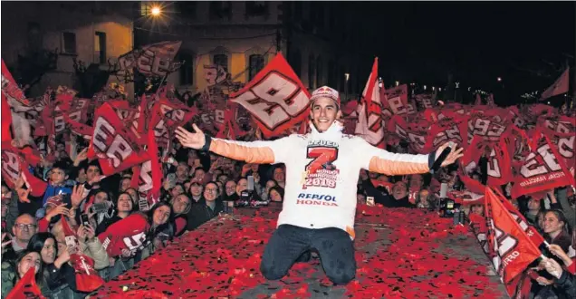  ??  ?? FELICIDAD. Marc Márquez celebró su nuevo título una vez más con sus vecinos de Cervera, el quinto de MotoGP y el séptimo en total (uno de 125cc y otro de Moto2).