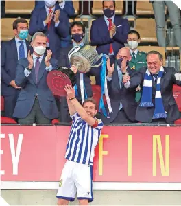  ?? FOTO: AFP ?? Asier Illarramen­di recibió el trofeo que premia al ganador de la final de la temporada anterior, aplazada por la pandemia. /