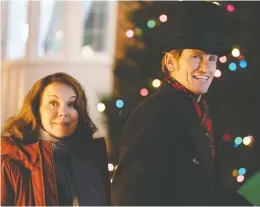  ?? FOX ?? Elizabeth Perkins, left, and Denis Leary star as the parents of a dysfunctio­nal family in The Moodys.