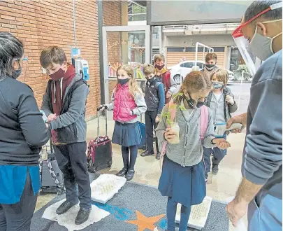  ?? MARCELO MANERA ?? Controles en el ingreso de una escuela rosarina