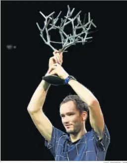  ?? IAN LANGSDON / EFE ?? El ruso Daniil Medvedev levanta el trofeo de campeón en París.