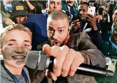  ??  ?? Ein Selfie, wie man es nicht jeden Tag machen kann: Timberlake mit dem 13-Jährigen TWITTER, AFP