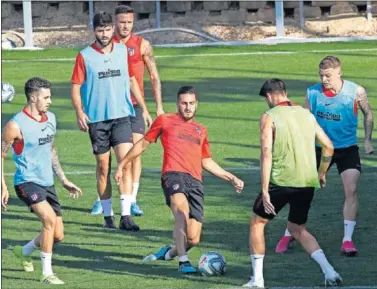  ??  ?? LIDERAZGO. Koke lleva la pelota en el entrenamie­nto de ayer del Atlético.