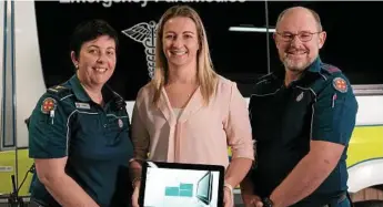  ?? Photo: Matthew Newton ?? SPECIAL MOMENT: Kathy Wockner (centre), alongside paramedics Wendy Aitken (left) and David Hatchett, two of the ambulance staff who worked on her son Lucas when he was found unconsciou­s and not breathing.